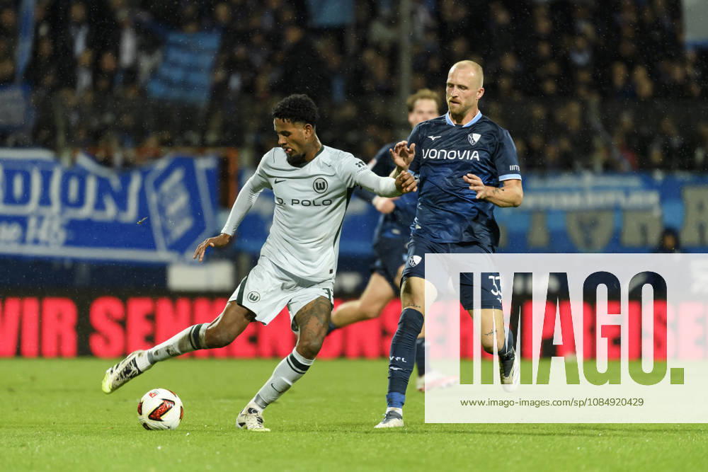 Philipp Hofmann (VfL Bochum) und Cleiton (VfL Wolfsburg) im Kampf um den Ball waehrend des spiels der 2. Bundesliga zwischen VfL Bochum und VfL Wolfsburg, Vonovia Ruhrstadion am 23. October 2026 in Bochum, Deutschland. (Foto von Max Maiwald DeFodi Images) +++ Philipp Hofmann (VfL Bochum) und Cleiton (VfL Wolfsburg) battle for the ball during the 2nd Bundesliga match between VfL Bochum and VfL Wolfsburg at Vonovia Ruhrstadion on October 23, 2026 in Bochum, Germany. (Photo by Max Maiwald DeFodi Images) DFB DFL REGULATIONS PROHIBIT ANY USE OF PHOTOGRAPHS AS IMAGE SEQUENCES AND OR QUASI-VIDEO. (Photo by Max Maiwald DeFodi Images) -