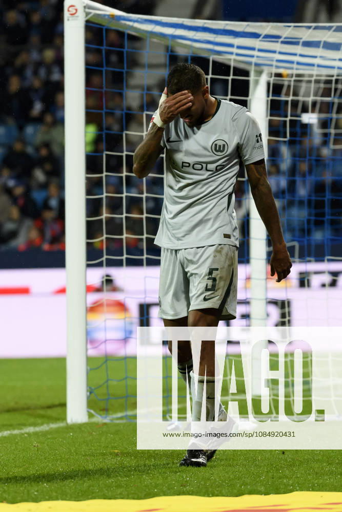 Vini Souza (VfL Wolfsburg) verletzt waehrend des spiels der 2. Bundesliga zwischen VfL Bochum und VfL Wolfsburg, Vonovia Ruhrstadion am 23. October 2026 in Bochum, Deutschland. (Foto von Max Maiwald DeFodi Images) +++ Vini Souza (VfL Wolfsburg) during the 2nd Bundesliga match between VfL Bochum and VfL Wolfsburg at Vonovia Ruhrstadion on October 23, 2026 in Bochum, Germany. (Photo by Max Maiwald DeFodi Images) DFB DFL REGULATIONS PROHIBIT ANY USE OF PHOTOGRAPHS AS IMAGE SEQUENCES AND OR QUASI-VIDEO. (Photo by Max Maiwald DeFodi Images) -
