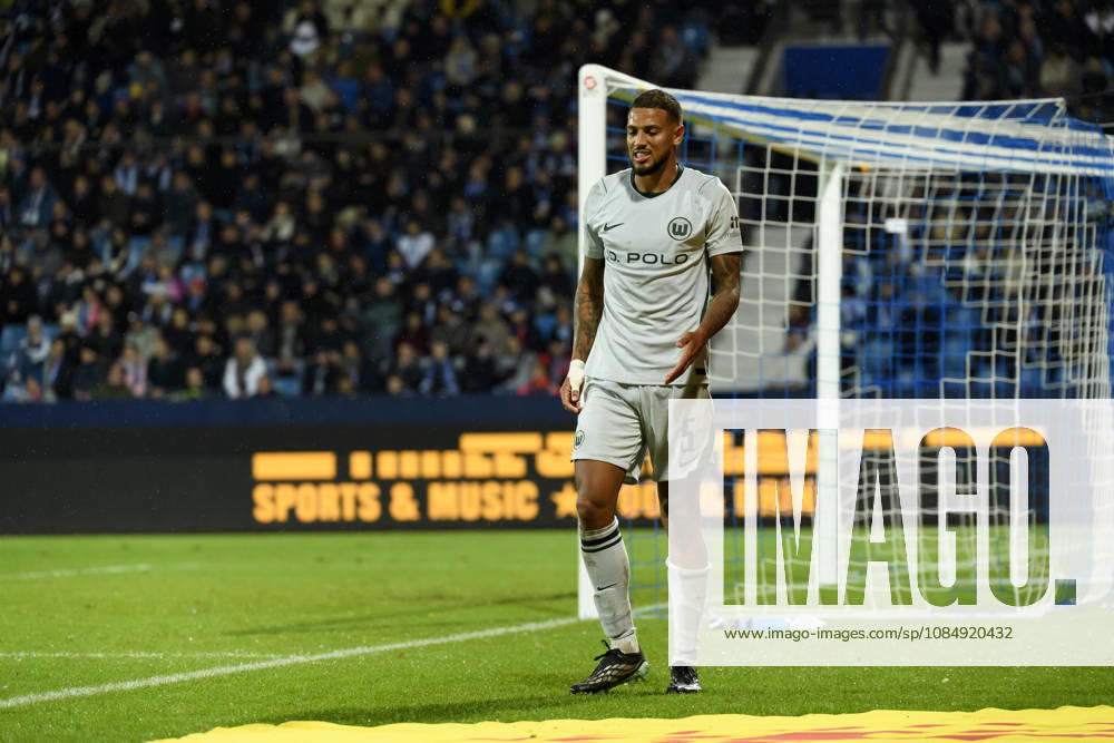 Vini Souza (VfL Wolfsburg) verletzt waehrend des spiels der 2. Bundesliga zwischen VfL Bochum und VfL Wolfsburg, Vonovia Ruhrstadion am 23. October 2026 in Bochum, Deutschland. (Foto von Max Maiwald DeFodi Images) +++ Vini Souza (VfL Wolfsburg) during the 2nd Bundesliga match between VfL Bochum and VfL Wolfsburg at Vonovia Ruhrstadion on October 23, 2026 in Bochum, Germany. (Photo by Max Maiwald DeFodi Images) DFB DFL REGULATIONS PROHIBIT ANY USE OF PHOTOGRAPHS AS IMAGE SEQUENCES AND OR QUASI-VIDEO. (Photo by Max Maiwald DeFodi Images) -