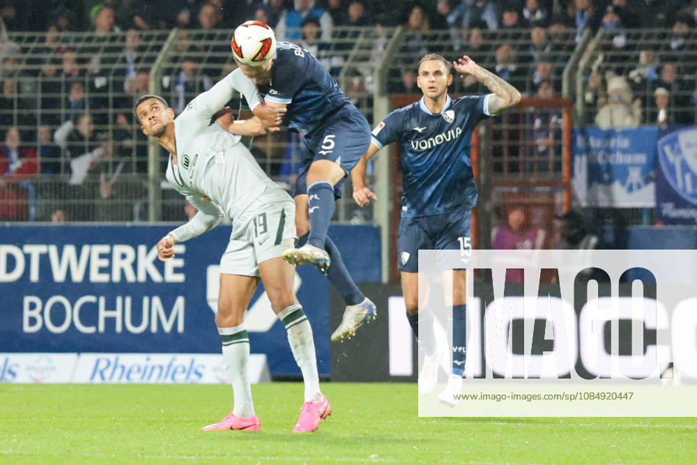 Fussball 2.Bundesliga, VfL Bochum - VfL Wolfsburg v.l. Robert Glatzel (VfL Wolfsburg),Karol Mets (VfL Bochum) Bochum