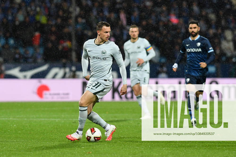 Yannick Gerhardt (VfL Wolfsburg) in Aktion, am Ball, Einzelaktion waehrend des Spiels der 2. Bundesliga zwischen VfL Bochum und VfL Wolfsburg, Vonovia Ruhrstadion am 23. October 2026 in Bochum, Deutschland. (Foto von Ralf Treese DeFodi Images) +++ Yannick Gerhardt (VfL Wolfsburg) controls the ball during the 2nd Bundesliga match between VfL Bochum and VfL Wolfsburg at Vonovia Ruhrstadion on October 23, 2026 in Bochum, Germany. (Photo by Ralf Treese DeFodi Images) DFB DFL REGULATIONS PROHIBIT ANY USE OF PHOTOGRAPHS AS IMAGE SEQUENCES AND OR QUASI-VIDEO. (Photo by Ralf Treese DeFodi Images) -