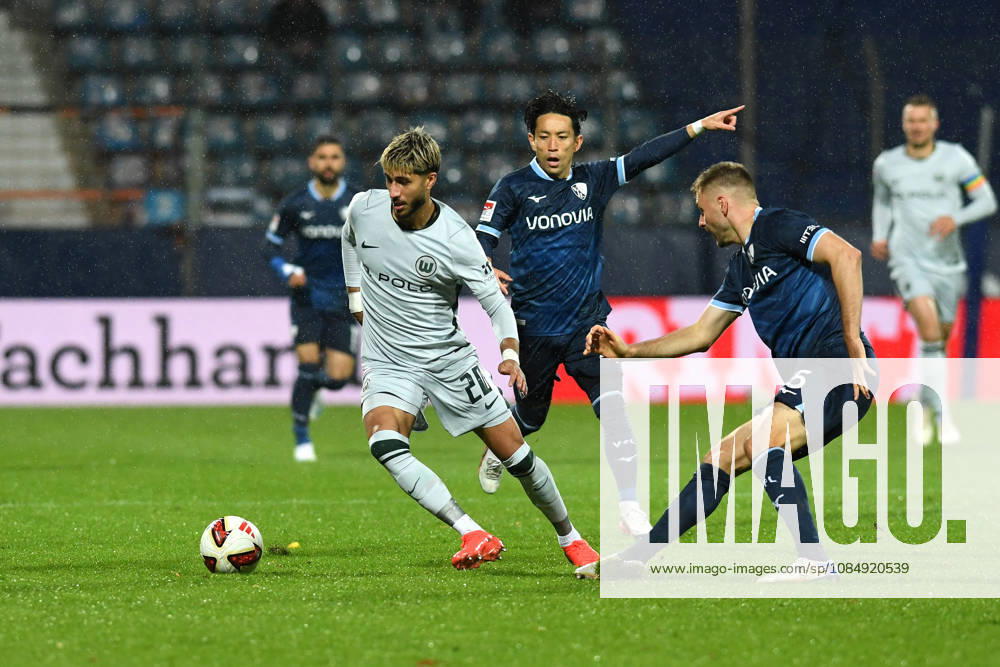 Muhammed Damar (VfL Wolfsburg) und Karol Mets (VfL Bochum) im Zweikampf waehrend des Spiels der 2. Bundesliga zwischen VfL Bochum und VfL Wolfsburg, Vonovia Ruhrstadion am 23. October 2026 in Bochum, Deutschland. (Foto von Ralf Treese DeFodi Images) +++ Muhammed Damar (VfL Wolfsburg) und Karol Mets (VfL Bochum) battle for the ball during the 2nd Bundesliga match between VfL Bochum and VfL Wolfsburg at Vonovia Ruhrstadion on October 23, 2026 in Bochum, Germany. (Photo by Ralf Treese DeFodi Images) DFB DFL REGULATIONS PROHIBIT ANY USE OF PHOTOGRAPHS AS IMAGE SEQUENCES AND OR QUASI-VIDEO. (Photo by Ralf Treese DeFodi Images) -