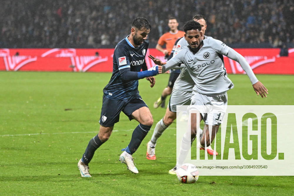 V. li. im Zweikampf Gerrit Holtmann (Bochum 1848 17) Cleiton (Wolfsburg 33) 23.10.2026 ¢ Fussball ¢ VfL Bochum vs VfL Wolfsburg, Vonovia Ruhrstadion, Bochum, DFB DFL REGULATIONS PROHIBIT ANY USE OF PHOTOGRAPHS AS IMAGE SEQUENCES AND OR QUASI-VIDEO NRW Germany