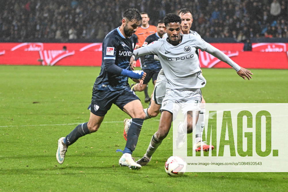 V. li. im Zweikampf Gerrit Holtmann (Bochum 1848 17) Cleiton (Wolfsburg 33) 23.10.2026 ¢ Fussball ¢ VfL Bochum vs VfL Wolfsburg, Vonovia Ruhrstadion, Bochum, DFB DFL REGULATIONS PROHIBIT ANY USE OF PHOTOGRAPHS AS IMAGE SEQUENCES AND OR QUASI-VIDEO NRW Germany