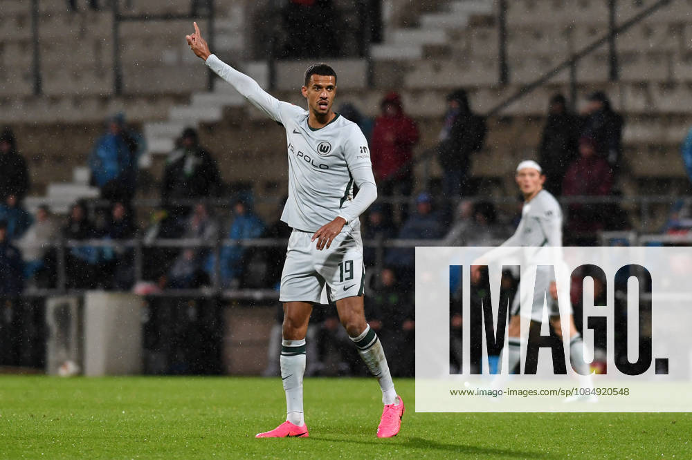 Robert Glatzel (VfL Wolfsburg) gestikuliert, gestik waehrend des Spiels der 2. Bundesliga zwischen VfL Bochum und VfL Wolfsburg, Vonovia Ruhrstadion am 23. October 2026 in Bochum, Deutschland. (Foto von Ralf Treese DeFodi Images) +++ Robert Glatzel (VfL Wolfsburg) gestures during the 2nd Bundesliga match between VfL Bochum and VfL Wolfsburg at Vonovia Ruhrstadion on October 23, 2026 in Bochum, Germany. (Photo by Ralf Treese DeFodi Images) DFB DFL REGULATIONS PROHIBIT ANY USE OF PHOTOGRAPHS AS IMAGE SEQUENCES AND OR QUASI-VIDEO. (Photo by Ralf Treese DeFodi Images) -