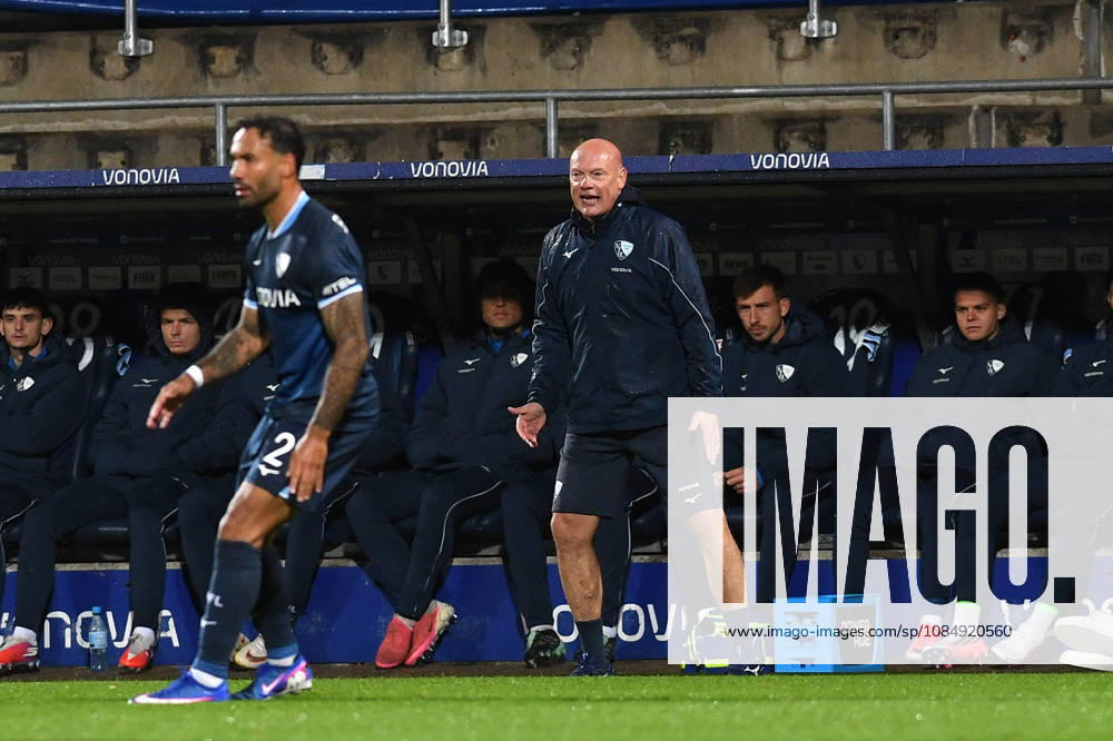 Trainer Uwe Roesler (VfL Bochum) gestikuliert, gestik waehrend des Spiels der 2. Bundesliga zwischen VfL Bochum und VfL Wolfsburg, Vonovia Ruhrstadion am 23. October 2026 in Bochum, Deutschland. (Foto von Ralf Treese DeFodi Images) +++ Trainer Uwe Roesler (VfL Bochum) gestures during the 2nd Bundesliga match between VfL Bochum and VfL Wolfsburg at Vonovia Ruhrstadion on October 23, 2026 in Bochum, Germany. (Photo by Ralf Treese DeFodi Images) DFB DFL REGULATIONS PROHIBIT ANY USE OF PHOTOGRAPHS AS IMAGE SEQUENCES AND OR QUASI-VIDEO. (Photo by Ralf Treese DeFodi Images) -