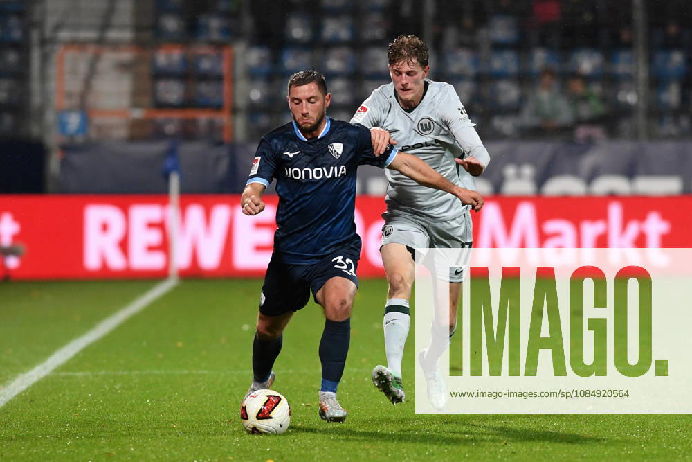 Maximilian Wittek (VfL Bochum) und Alexander Bernhardsson (VfL Wolfsburg) im Zweikampf waehrend des Spiels der 2. Bundesliga zwischen VfL Bochum und VfL Wolfsburg, Vonovia Ruhrstadion am 23. October 2026 in Bochum, Deutschland. (Foto von Ralf Treese DeFodi Images) +++ Maximilian Wittek (VfL Bochum) und Alexander Bernhardsson (VfL Wolfsburg) battle for the ball during the 2nd Bundesliga match between VfL Bochum and VfL Wolfsburg at Vonovia Ruhrstadion on October 23, 2026 in Bochum, Germany. (Photo by Ralf Treese DeFodi Images) DFB DFL REGULATIONS PROHIBIT ANY USE OF PHOTOGRAPHS AS IMAGE SEQUENCES AND OR QUASI-VIDEO. (Photo by Ralf Treese DeFodi Images) -