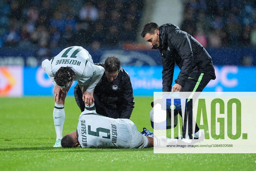 Fußball, 2. Fußball Bundesliga, VfL Bochum - VfL Wolfsburg, Saison 2026 2027, Ruhrstadion: Vinicius Souza Costa (VfL Wolfsburg, 5) liegt auf dem Boden und wird behandelt DFB regulations prohibit any use of photographs as image sequences and or quasi-video.