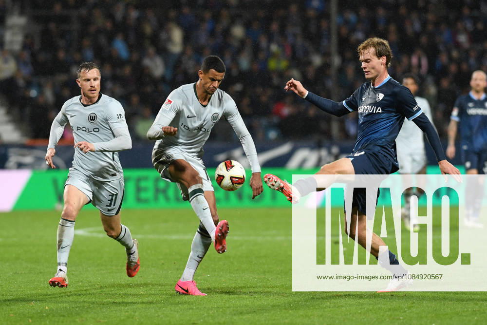 Robert Glatzel (VfL Wolfsburg) und Mats Pannewig (VfL Bochum) im Zweikampf waehrend des Spiels der 2. Bundesliga zwischen VfL Bochum und VfL Wolfsburg, Vonovia Ruhrstadion am 23. October 2026 in Bochum, Deutschland. (Foto von Ralf Treese DeFodi Images) +++ Robert Glatzel (VfL Wolfsburg) und Mats Pannewig (VfL Bochum) battle for the ball during the 2nd Bundesliga match between VfL Bochum and VfL Wolfsburg at Vonovia Ruhrstadion on October 23, 2026 in Bochum, Germany. (Photo by Ralf Treese DeFodi Images) DFB DFL REGULATIONS PROHIBIT ANY USE OF PHOTOGRAPHS AS IMAGE SEQUENCES AND OR QUASI-VIDEO. (Photo by Ralf Treese DeFodi Images) -