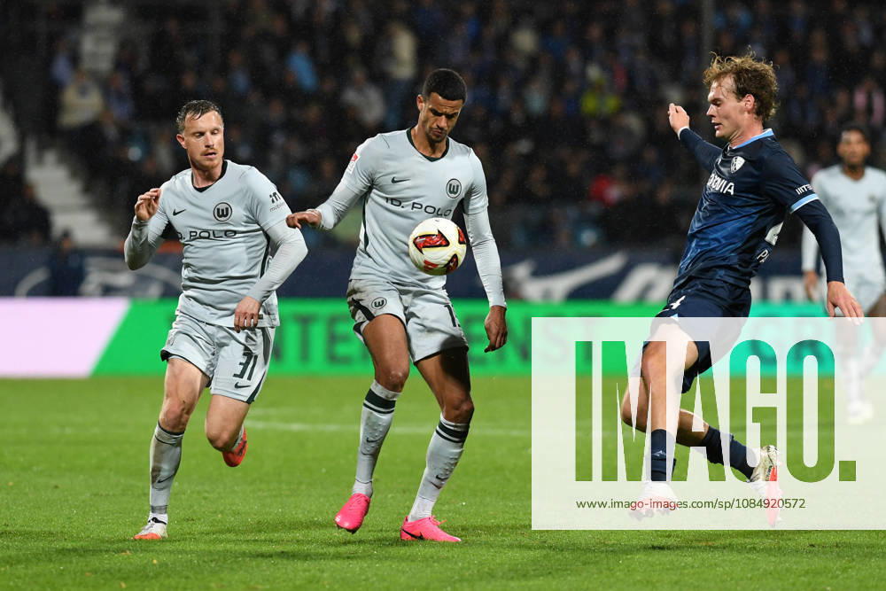Yannick Gerhardt (VfL Wolfsburg), Robert Glatzel (VfL Wolfsburg) und Mats Pannewig (VfL Bochum) im Zweikampf waehrend des Spiels der 2. Bundesliga zwischen VfL Bochum und VfL Wolfsburg, Vonovia Ruhrstadion am 23. October 2026 in Bochum, Deutschland. (Foto von Ralf Treese DeFodi Images) +++ Yannick Gerhardt (VfL Wolfsburg), Robert Glatzel (VfL Wolfsburg) und Mats Pannewig (VfL Bochum) battle for the ball during the 2nd Bundesliga match between VfL Bochum and VfL Wolfsburg at Vonovia Ruhrstadion on October 23, 2026 in Bochum, Germany. (Photo by Ralf Treese DeFodi Images) DFB DFL REGULATIONS PROHIBIT ANY USE OF PHOTOGRAPHS AS IMAGE SEQUENCES AND OR QUASI-VIDEO. (Photo by Ralf Treese DeFodi Images) -