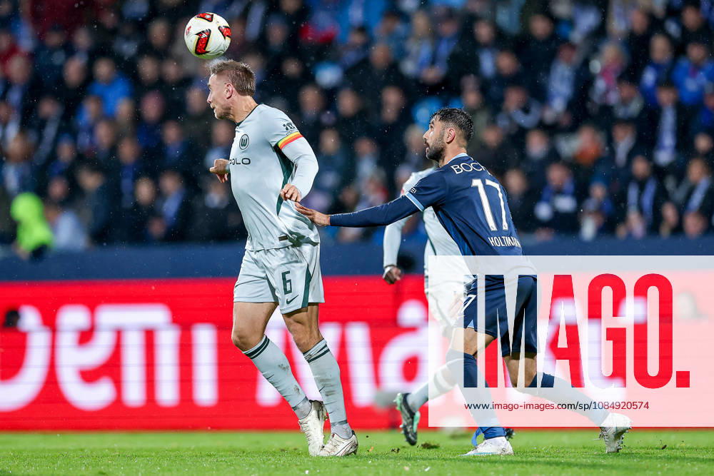 Fußball, VfL Bochum - VfL Wolfsburg, 2. Fußball-Bundesliga, 9. Spieltag, Vonovia Ruhrstadion, Saison 2026 27: Hauke Wahl (VfL Wolfsburg 06) im Zweikampf gegen Gerrit Holtmann (VfL Bochum 17) DFB regulations prohibit any use of photographs as image sequences and or quasi-video. Nordrhein-Westfalen Deutschland