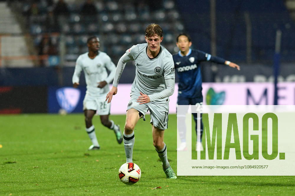 Alexander Bernhardsson (VfL Wolfsburg) in Aktion, am Ball, Einzelaktion waehrend des Spiels der 2. Bundesliga zwischen VfL Bochum und VfL Wolfsburg, Vonovia Ruhrstadion am 23. October 2026 in Bochum, Deutschland. (Foto von Ralf Treese DeFodi Images) +++ Alexander Bernhardsson (VfL Wolfsburg) controls the ball during the 2nd Bundesliga match between VfL Bochum and VfL Wolfsburg at Vonovia Ruhrstadion on October 23, 2026 in Bochum, Germany. (Photo by Ralf Treese DeFodi Images) DFB DFL REGULATIONS PROHIBIT ANY USE OF PHOTOGRAPHS AS IMAGE SEQUENCES AND OR QUASI-VIDEO. (Photo by Ralf Treese DeFodi Images) -