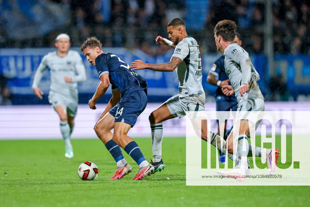 Fußball, VfL Bochum - VfL Wolfsburg, 2. Fußball-Bundesliga, 9. Spieltag, Vonovia Ruhrstadion, Saison 2026 27: Tom Meyer (VfL Bochum 34) im Zweikampf gegen Vini Souza (VfL Wolfsburg 05) Joakim Maehle (VfL Wolfsburg 21) DFB regulations prohibit any use of photographs as image sequences and or quasi-video. Nordrhein-Westfalen Deutschland