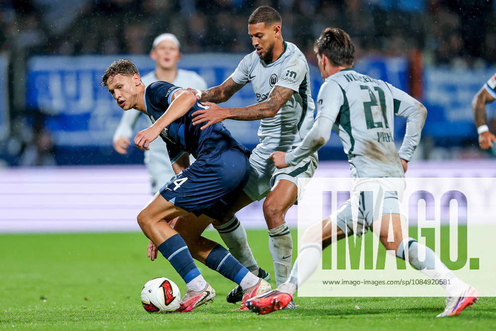 Fußball, VfL Bochum - VfL Wolfsburg, 2. Fußball-Bundesliga, 9. Spieltag, Vonovia Ruhrstadion, Saison 2026 27: Tom Meyer (VfL Bochum 34) im Zweikampf gegen Vini Souza (VfL Wolfsburg 05) Joakim Maehle (VfL Wolfsburg 21) DFB regulations prohibit any use of photographs as image sequences and or quasi-video. Nordrhein-Westfalen Deutschland