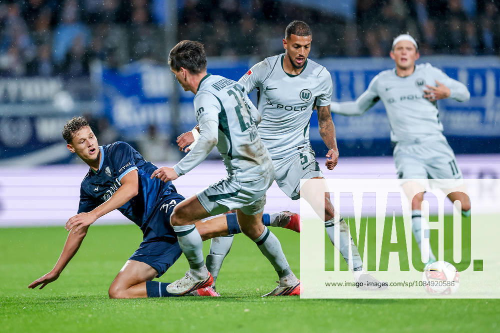 Fußball, VfL Bochum - VfL Wolfsburg, 2. Fußball-Bundesliga, 9. Spieltag, Vonovia Ruhrstadion, Saison 2026 27: Tom Meyer (VfL Bochum 34) im Zweikampf gegen Vini Souza (VfL Wolfsburg 05) Joakim Maehle (VfL Wolfsburg 21) DFB regulations prohibit any use of photographs as image sequences and or quasi-video. Nordrhein-Westfalen Deutschland