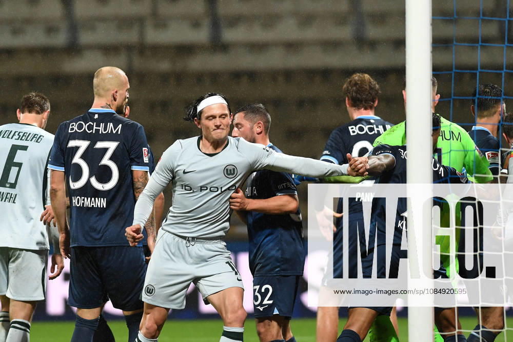 Fabian Reese (VfL Wolfsburg) und Maximilian Wittek (VfL Bochum) gestikuliert, gestik waehrend des Spiels der 2. Bundesliga zwischen VfL Bochum und VfL Wolfsburg, Vonovia Ruhrstadion am 23. October 2026 in Bochum, Deutschland. (Foto von Ralf Treese DeFodi Images) +++ Fabian Reese (VfL Wolfsburg) und Maximilian Wittek (VfL Bochum) gestures during the 2nd Bundesliga match between VfL Bochum and VfL Wolfsburg at Vonovia Ruhrstadion on October 23, 2026 in Bochum, Germany. (Photo by Ralf Treese DeFodi Images) DFB DFL REGULATIONS PROHIBIT ANY USE OF PHOTOGRAPHS AS IMAGE SEQUENCES AND OR QUASI-VIDEO. (Photo by Ralf Treese DeFodi Images) -