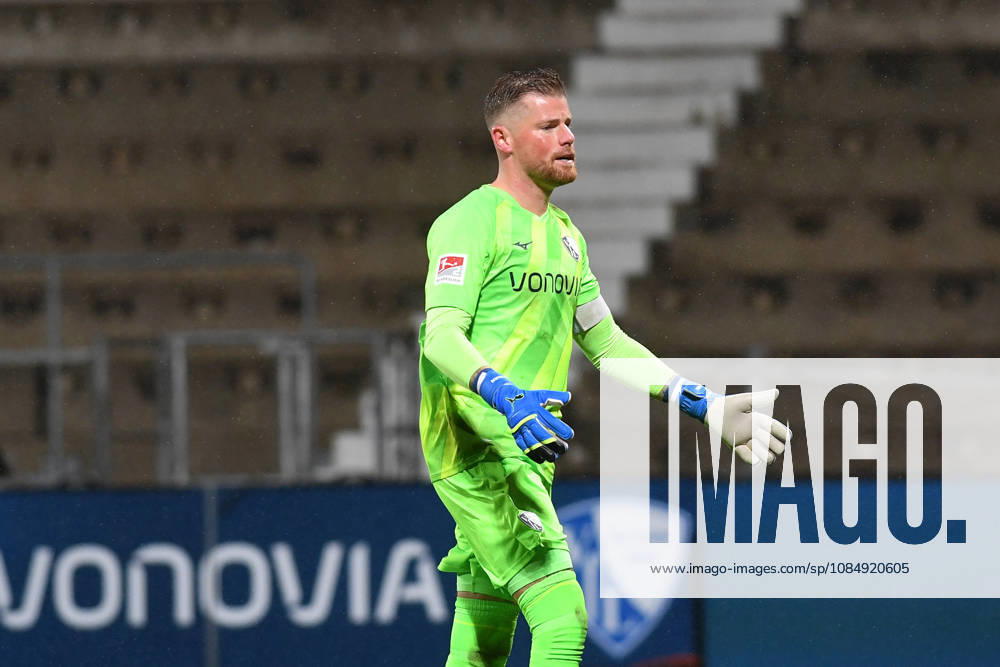 Torwart Timo Horn (VfL Bochum) gestikuliert, gestik waehrend des Spiels der 2. Bundesliga zwischen VfL Bochum und VfL Wolfsburg, Vonovia Ruhrstadion am 23. October 2026 in Bochum, Deutschland. (Foto von Ralf Treese DeFodi Images) +++ Torwart Timo Horn (VfL Bochum) gestures during the 2nd Bundesliga match between VfL Bochum and VfL Wolfsburg at Vonovia Ruhrstadion on October 23, 2026 in Bochum, Germany. (Photo by Ralf Treese DeFodi Images) DFB DFL REGULATIONS PROHIBIT ANY USE OF PHOTOGRAPHS AS IMAGE SEQUENCES AND OR QUASI-VIDEO. (Photo by Ralf Treese DeFodi Images) -