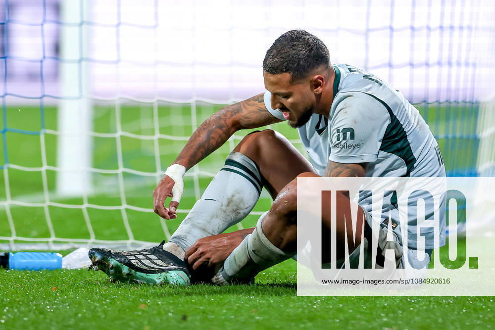 Fußball, VfL Bochum - VfL Wolfsburg, 2. Fußball-Bundesliga, 9. Spieltag, Vonovia Ruhrstadion, Saison 2026 27: Vini Souza (VfL Wolfsburg 05) muss unter schmerzen ausgewechselt werden verletzung DFB regulations prohibit any use of photographs as image sequences and or quasi-video. Nordrhein-Westfalen Deutschland