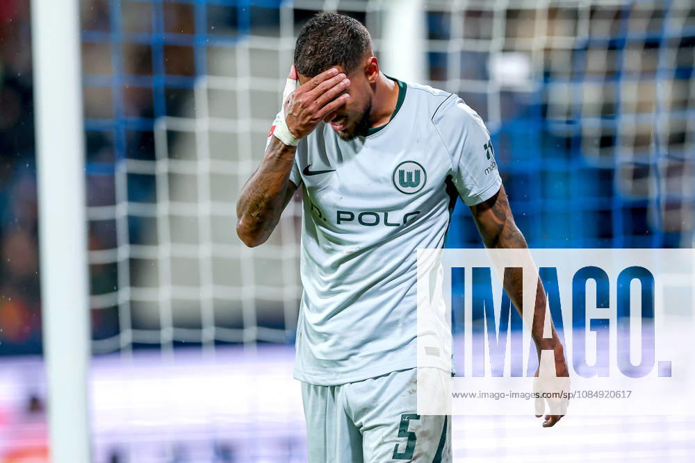 Fußball, VfL Bochum - VfL Wolfsburg, 2. Fußball-Bundesliga, 9. Spieltag, Vonovia Ruhrstadion, Saison 2026 27: Vini Souza (VfL Wolfsburg 05) muss unter schmerzen ausgewechselt werden verletzung DFB regulations prohibit any use of photographs as image sequences and or quasi-video. Nordrhein-Westfalen Deutschland