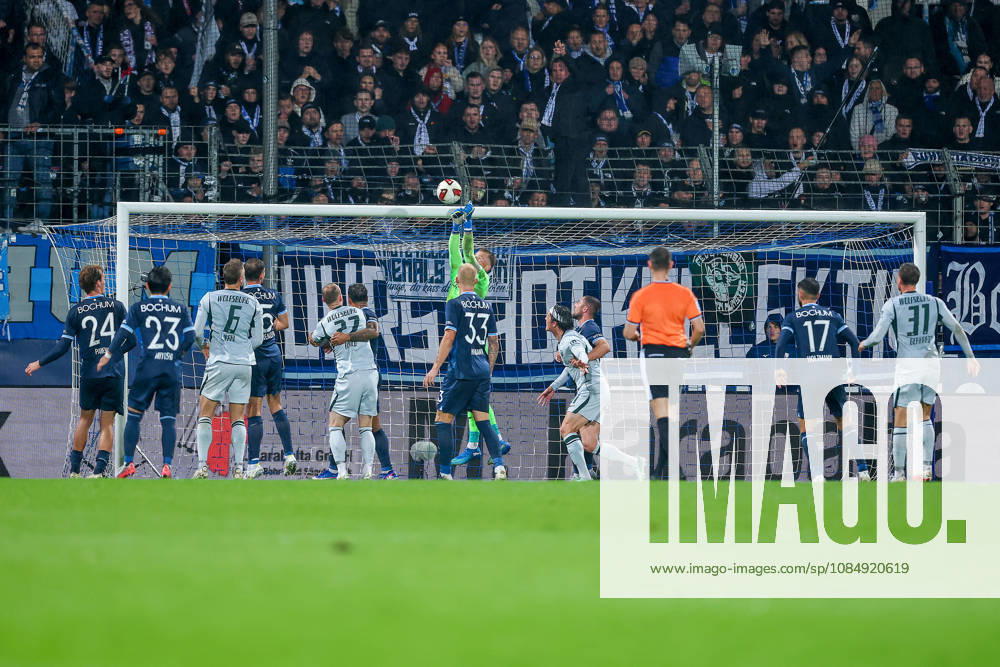 Fußball, VfL Bochum - VfL Wolfsburg, 2. Fußball-Bundesliga, 9. Spieltag, Vonovia Ruhrstadion, Saison 2026 27: Torwart Timo Horn (VfL Bochum 01) verteidigt das Tor im Strafraum Strafraumaktion DFB regulations prohibit any use of photographs as image sequences and or quasi-video. Nordrhein-Westfalen Deutschland