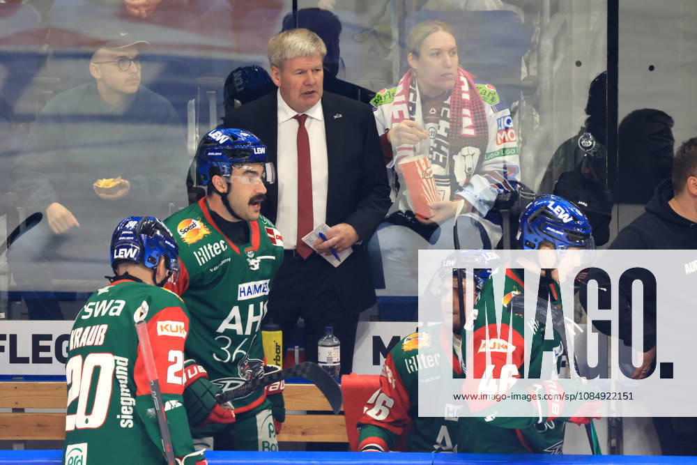 DEU, GER, Eishockey, 11.Spieltag, Saison 2026 27, Berlin, Eisbaeren Berlin vs. Augsburger Panther Cheftrainer BILL PETERS ( Augsburger Panther ), Augsburger-Spielerbank nordphoto GmbH Engler Berlin Uber-Arena Berlin Deutschland