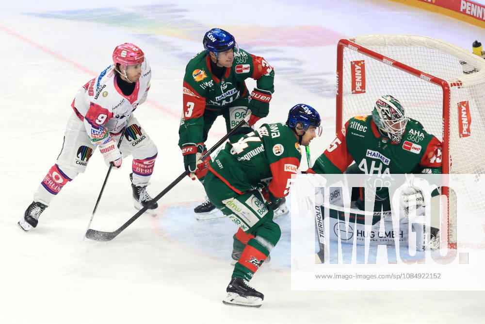 DEU, GER, Eishockey, 11.Spieltag, Saison 2026 27, Berlin, Eisbaeren Berlin vs. Augsburger Panther Ty Ronning ( Eisbaeren Berlin 9 ), TOBIAS ANCICKA ( Augsburger Panther 45 ), FELIX SCHEEL ( Augsburger Panther 54 ), Alec McCrea ( Augsburger Panther 3) nordphoto GmbH Engler Berlin Uber-Arena Berlin Deutschland