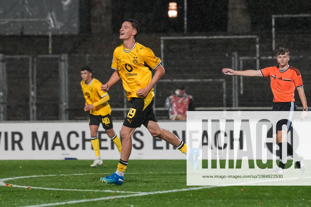 Saison 2026 2027 14. Spieltag Regionalliga West im Stadion Rote Erde, Dortmund, Germany. BV Borussia Dortmund U23 - Bonner SC. Torjubel nach dem 1:0 durch Luca Reggiani (BVB).