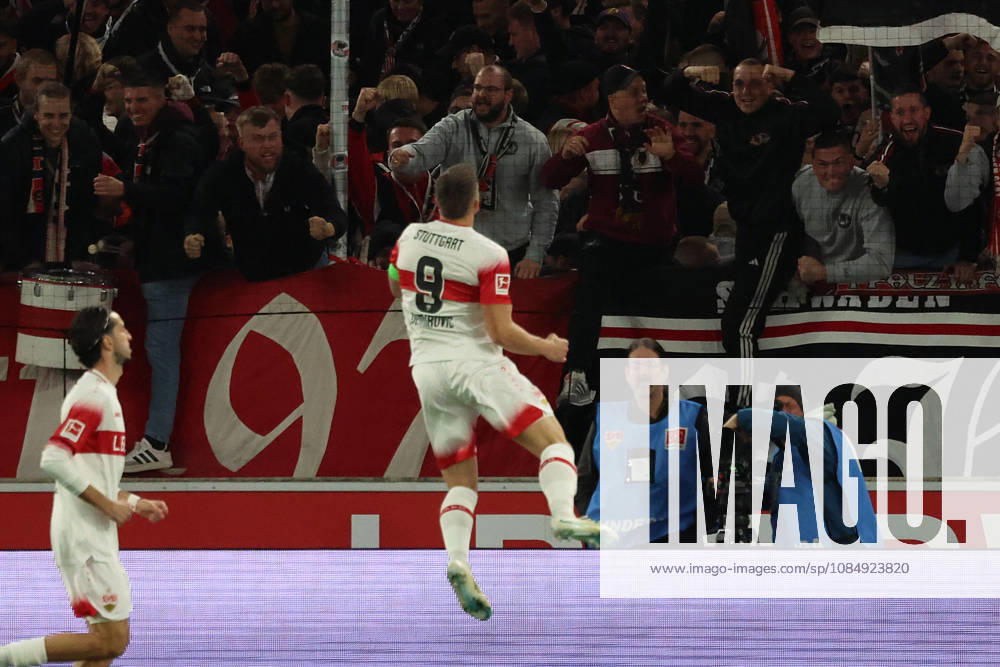 Fussball 1.Bundesliga, VfB Stuttgart - Borussia Mönchengladbach v.l. Ermedin Demirovic (VfB Stuttgart) jubelt nach seinem Tor zum 1:0 Stuttgart