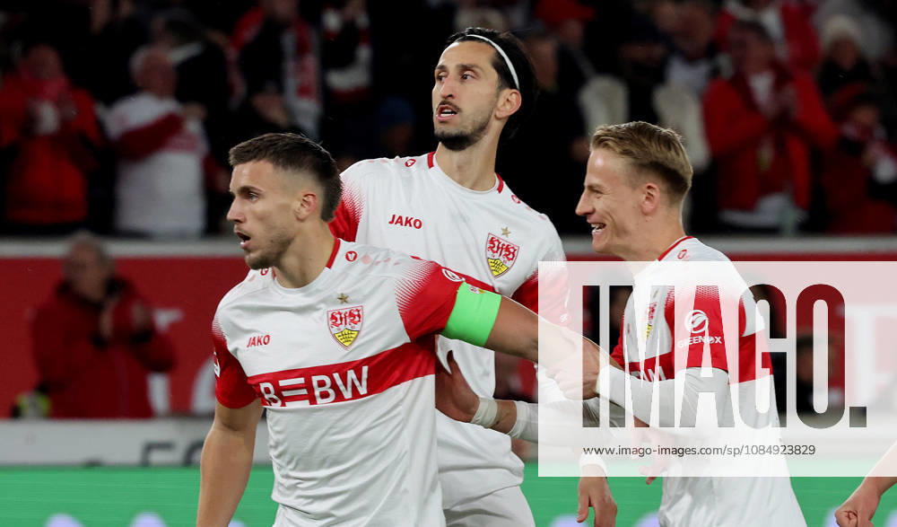 Stuttgart, Fußball Bundesliga, 7. Spieltag, VfB Stuttgart vs. Borussia Mönchengladbach , Jubel VfB nach dem Tor zum 1 : 0 , von links: Torschütze Ermedin Demirovic Atakan Karazor Chris Führich