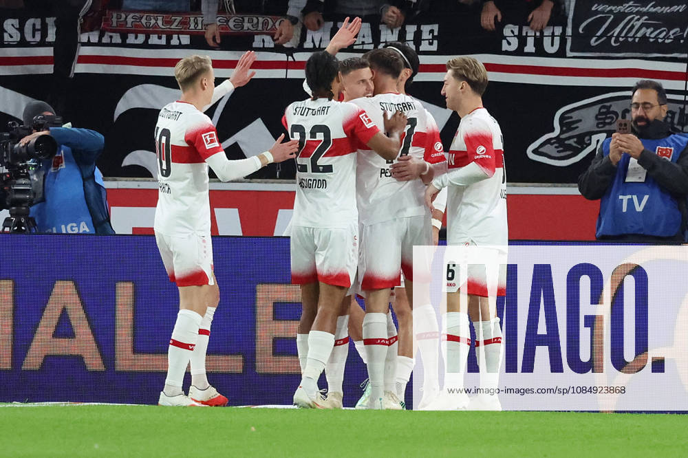 Fussball 1.Bundesliga, VfB Stuttgart - Borussia Mönchengladbach v.l. Ermedin Demirovic (VfB Stuttgart) jubelt nach seinem Tor zum 1:0 Stuttgart
