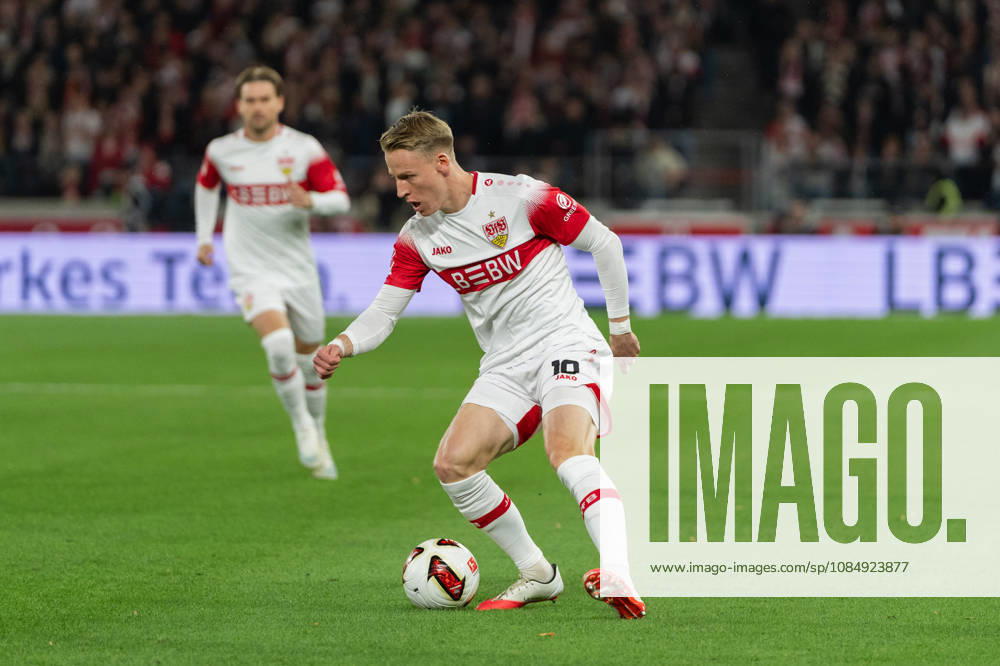 Fussball 1.Bundesliga, VfB Stuttgart - Borussia Mönchengladbach, v.l. Dribbling Chris Führich (10, VfB Stuttgart) Stuttgart