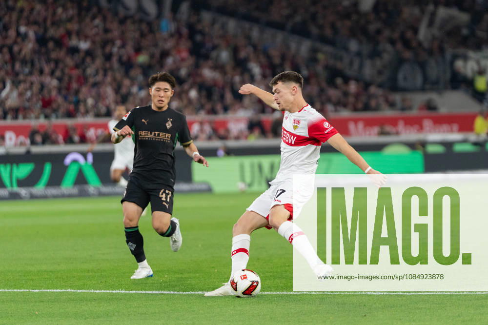 Fussball 1.Bundesliga, VfB Stuttgart - Borussia Mönchengladbach, v.l. Pass von Dzenan Pejcinovic (17, VfB Stuttgart) Stuttgart