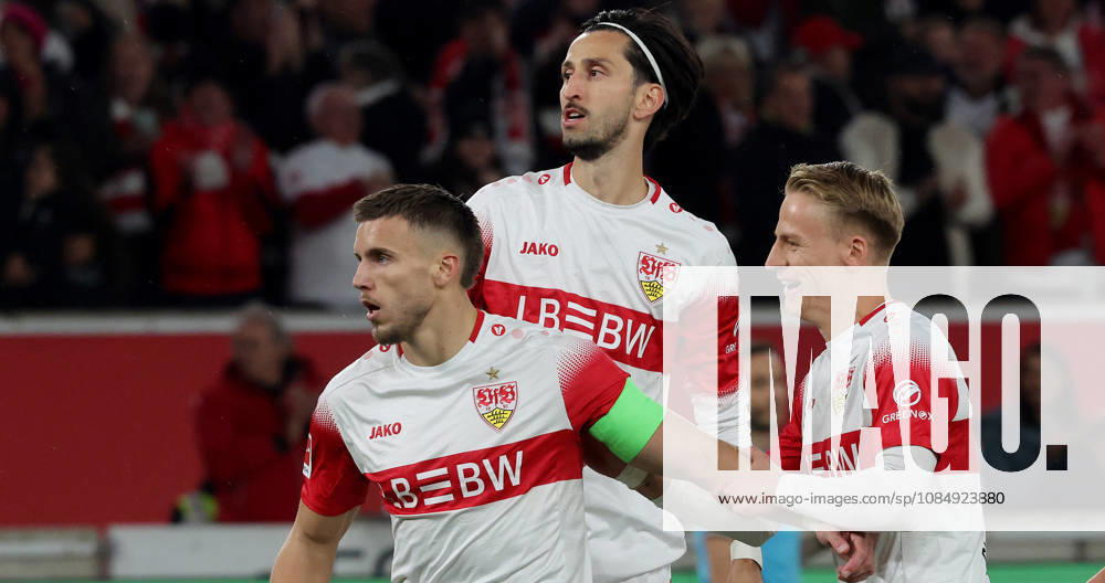 Stuttgart, Fußball Bundesliga, 7. Spieltag, VfB Stuttgart vs. Borussia Mönchengladbach , Jubel VfB nach dem Tor zum 1 : 0 , von links: Torschütze Ermedin Demirovic Atakan Karazor Chris Führich