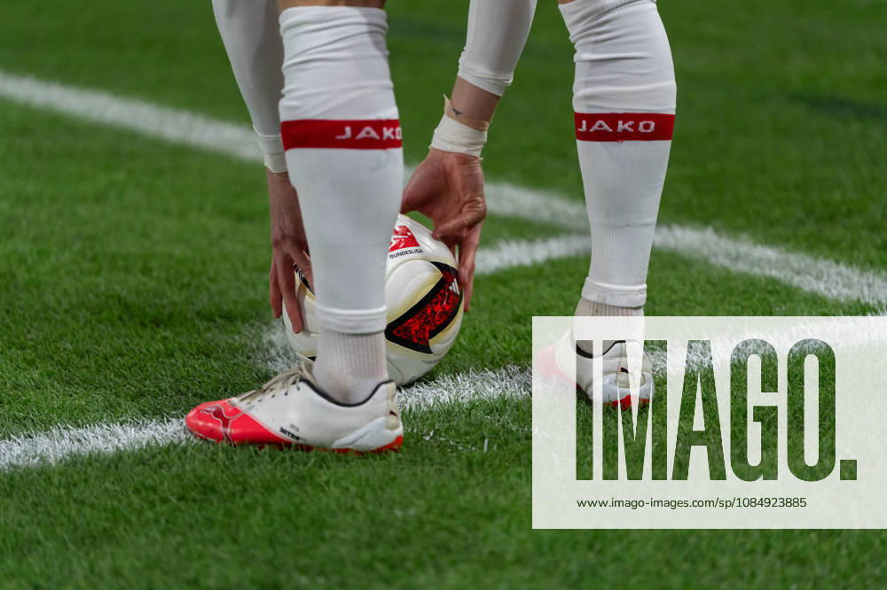 Fussball 1.Bundesliga, VfB Stuttgart - Borussia Mönchengladbach, v.l. Eckball Chris Führich (10, VfB Stuttgart) Stuttgart
