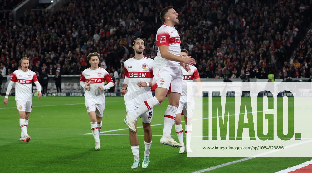 Stuttgart, Fußball Bundesliga, 7. Spieltag, VfB Stuttgart vs. Borussia Mönchengladbach , Torschütze Ermedin Demirovic (VfB, oben) jubelt über sein Tor zum 1:0