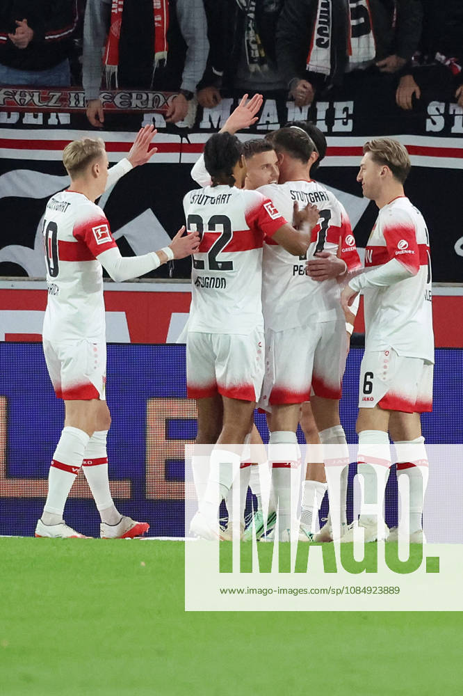 Fussball 1.Bundesliga, VfB Stuttgart - Borussia Mönchengladbach v.l. Ermedin Demirovic (VfB Stuttgart) jubelt nach seinem Tor zum 1:0 Stuttgart