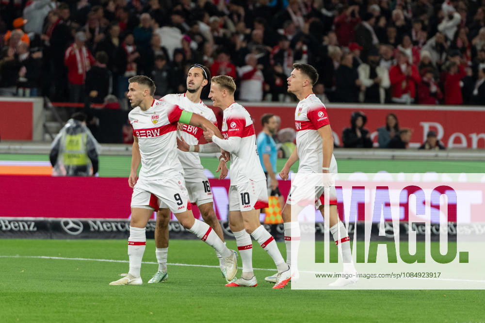 Fussball 1.Bundesliga, VfB Stuttgart - Borussia Mönchengladbach, v.l. Torjubel VfB Stuttgart nach dem 1:0 durch Ermedin Demirovic (9, VfB Stuttgart) Stuttgart
