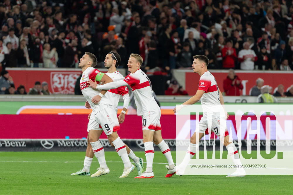 Fussball 1.Bundesliga, VfB Stuttgart - Borussia Mönchengladbach, v.l. Torjubel VfB Stuttgart nach dem 1:0 durch Ermedin Demirovic (9, VfB Stuttgart) Stuttgart