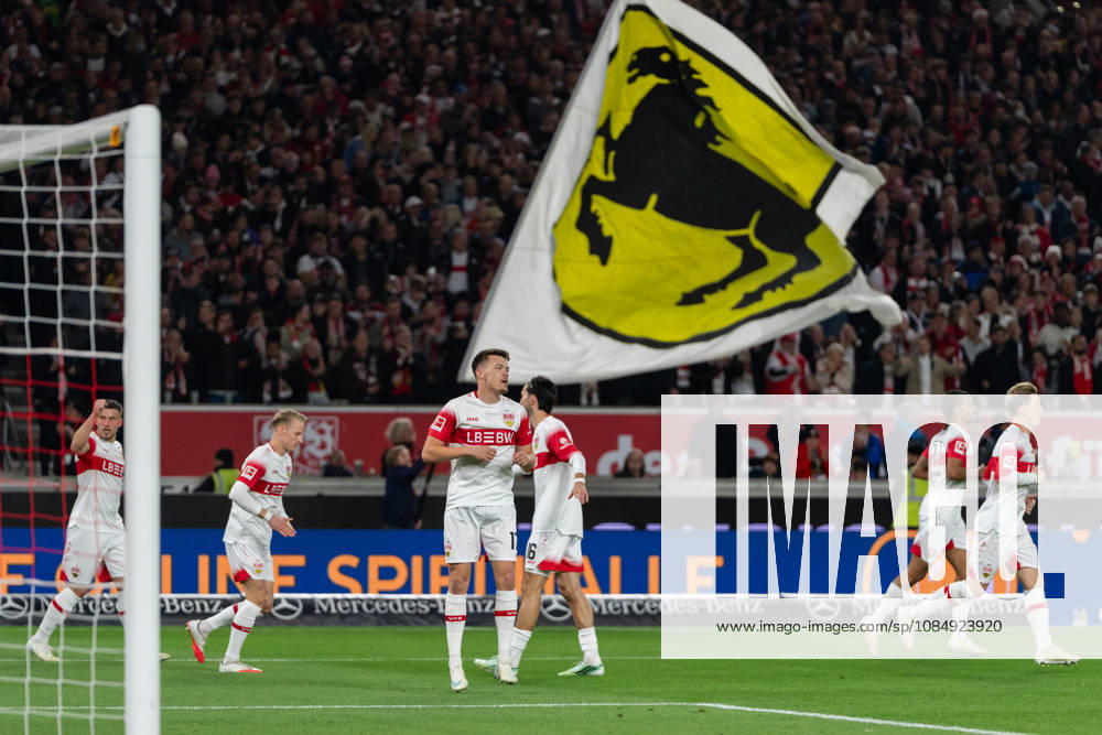 Fussball 1.Bundesliga, VfB Stuttgart - Borussia Mönchengladbach, v.l. Torjubel VfB Stuttgart nach dem 1:0 durch Ermedin Demirovic (9, VfB Stuttgart) Stuttgart