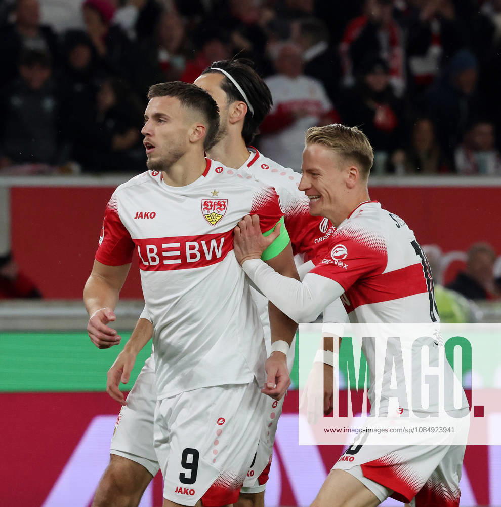 Stuttgart, Fußball Bundesliga, 7. Spieltag, VfB Stuttgart vs. Borussia Mönchengladbach , Jubel VfB nach dem Tor zum 1 : 0 , von links: Torschütze Ermedin Demirovic Atakan Karazor Chris Führich