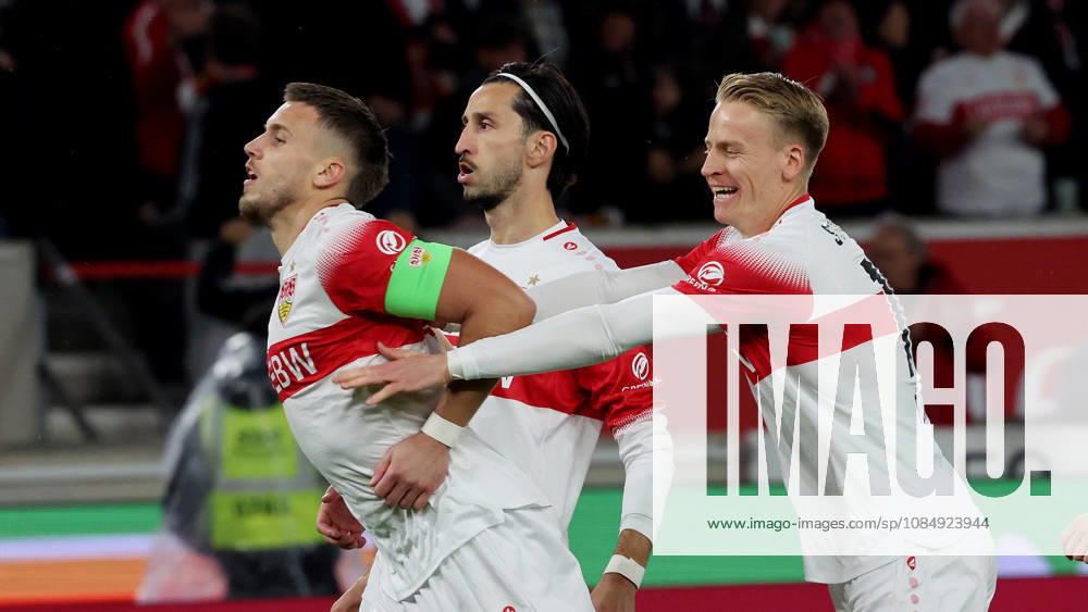 Stuttgart, Fußball Bundesliga, 7. Spieltag, VfB Stuttgart vs. Borussia Mönchengladbach , Jubel VfB nach dem Tor zum 1 : 0 , von links: Torschütze Ermedin Demirovic Atakan Karazor Chris Führich