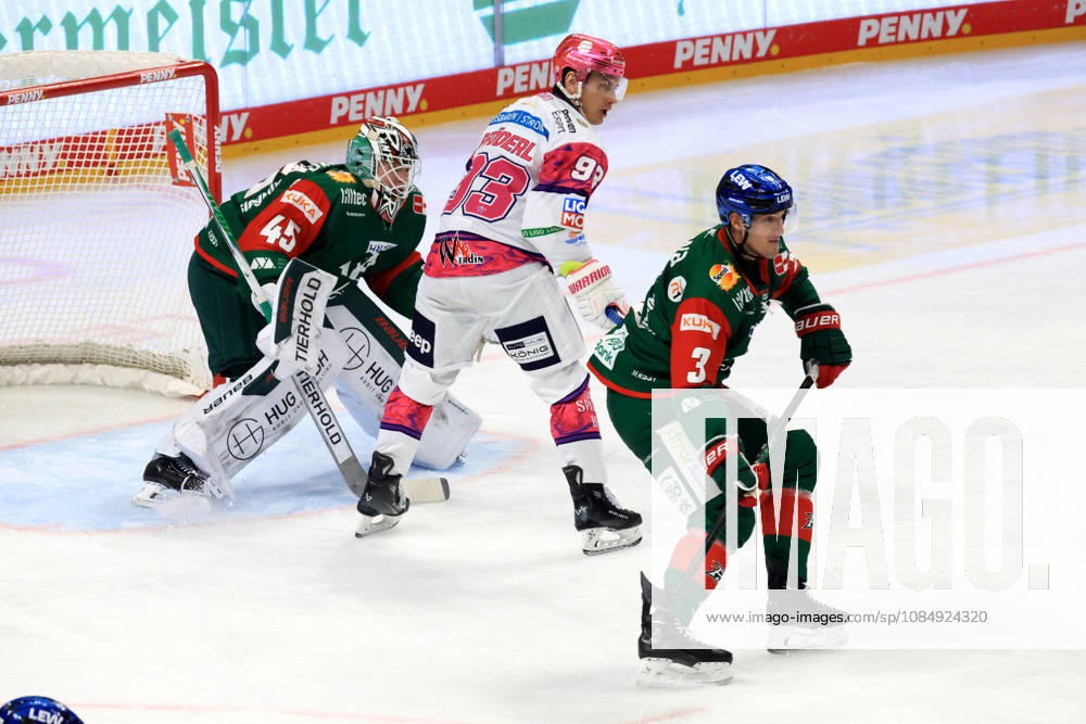 DEU, GER, Eishockey, 11.Spieltag, Saison 2026 27, Berlin, Eisbaeren Berlin vs. Augsburger Panther Leonhard Pfoederl ( Eisbaeren Berlin 93 ), TOBIAS ANCICKA ( Augsburger Panther 45 ), Alec McCrea ( Augsburger Panther 3) nordphoto GmbH Engler Berlin Uber-Arena Berlin Deutschland