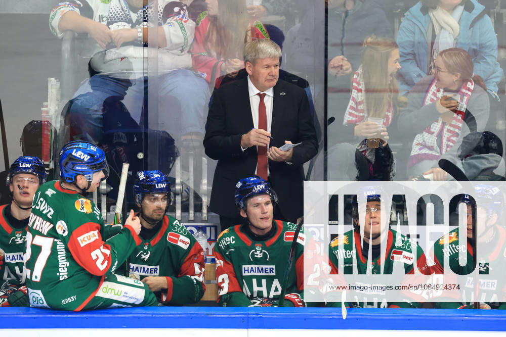 DEU, GER, Eishockey, 11.Spieltag, Saison 2026 27, Berlin, Eisbaeren Berlin vs. Augsburger Panther Cheftrainer BILL PETERS ( Augsburger Panther ), Augsburger-Spielerbank nordphoto GmbH Engler Berlin Uber-Arena Berlin Deutschland
