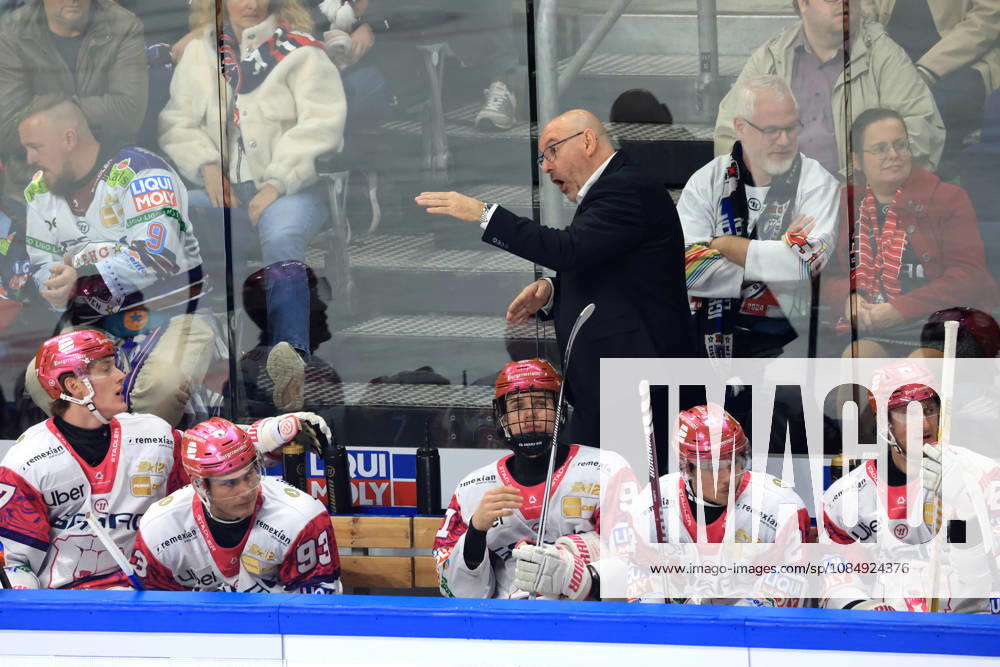 DEU, GER, Eishockey, 11.Spieltag, Saison 2026 27, Berlin, Eisbaeren Berlin vs. Augsburger Panther Cheftrainer Eric Dubois ( Eisbaeren Berlin ), Eisbareren-Spielerbank nordphoto GmbH Engler Berlin Uber-Arena Berlin Deutschland