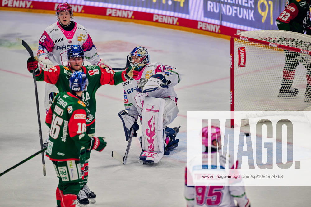 Jonas Neffin (Eisbaeren Berlin, 75), Tor zum 1:1, Augsburg jubelt zum 1:1, Alexander Blank (Augsburger Panther, 26), Cameron Wright (Augsburger Panther, 16), GER, Eisbaeren Berlin vs. Augsburger Panther, Eishockey Herren, Deutsche Eishockey Liga, DEL, Saison 2026 27, 11. Spieltag, 23.10.2026 GER, Eisbaeren Berlin vs. Augsburger Panther, Eishockey Herren, Deutsche Eishockey Liga, DEL, Saison 2026 27, 11. Spieltag, Berlin