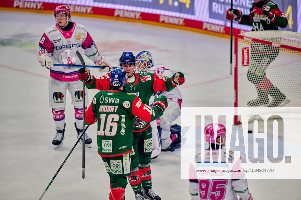 Jonas Neffin (Eisbaeren Berlin, 75), Tor zum 1:1, Augsburg jubelt zum 1:1, Alexander Blank (Augsburger Panther, 26), Cameron Wright (Augsburger Panther, 16), GER, Eisbaeren Berlin vs. Augsburger Panther, Eishockey Herren, Deutsche Eishockey Liga, DEL, Saison 2026 27, 11. Spieltag, 23.10.2026 GER, Eisbaeren Berlin vs. Augsburger Panther, Eishockey Herren, Deutsche Eishockey Liga, DEL, Saison 2026 27, 11. Spieltag, Berlin