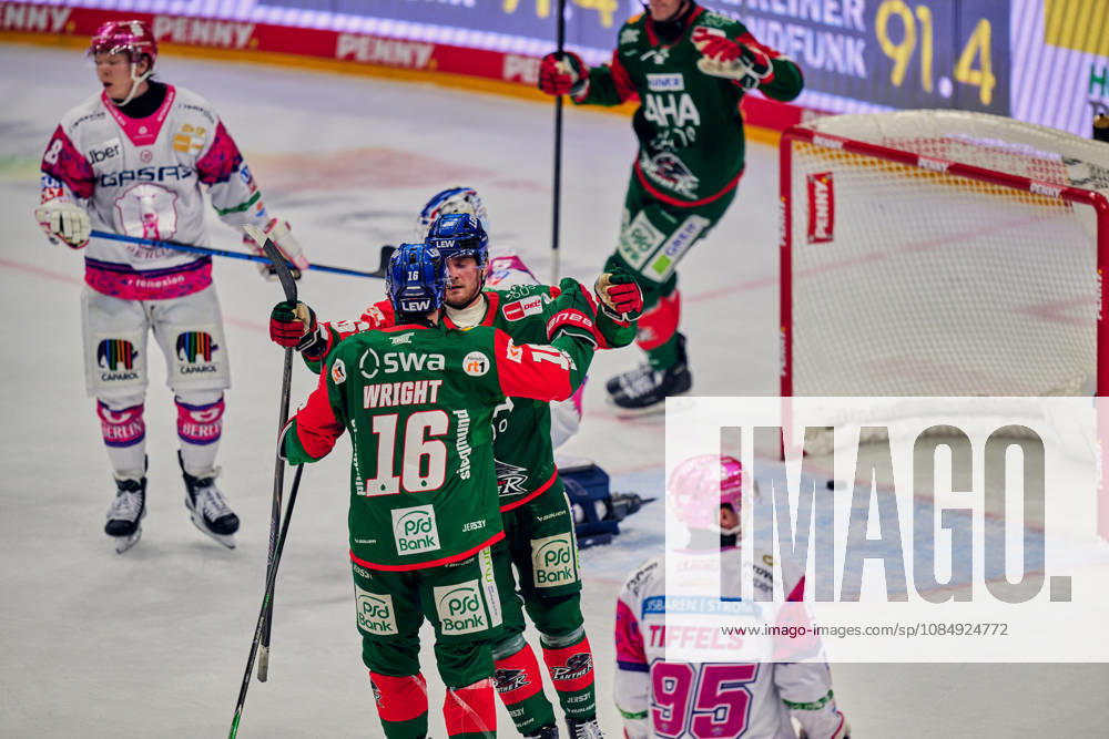 Jonas Neffin (Eisbaeren Berlin, 75), Tor zum 1:1, Augsburg jubelt zum 1:1, Alexander Blank (Augsburger Panther, 26), Cameron Wright (Augsburger Panther, 16), GER, Eisbaeren Berlin vs. Augsburger Panther, Eishockey Herren, Deutsche Eishockey Liga, DEL, Saison 2026 27, 11. Spieltag, 23.10.2026 GER, Eisbaeren Berlin vs. Augsburger Panther, Eishockey Herren, Deutsche Eishockey Liga, DEL, Saison 2026 27, 11. Spieltag, Berlin
