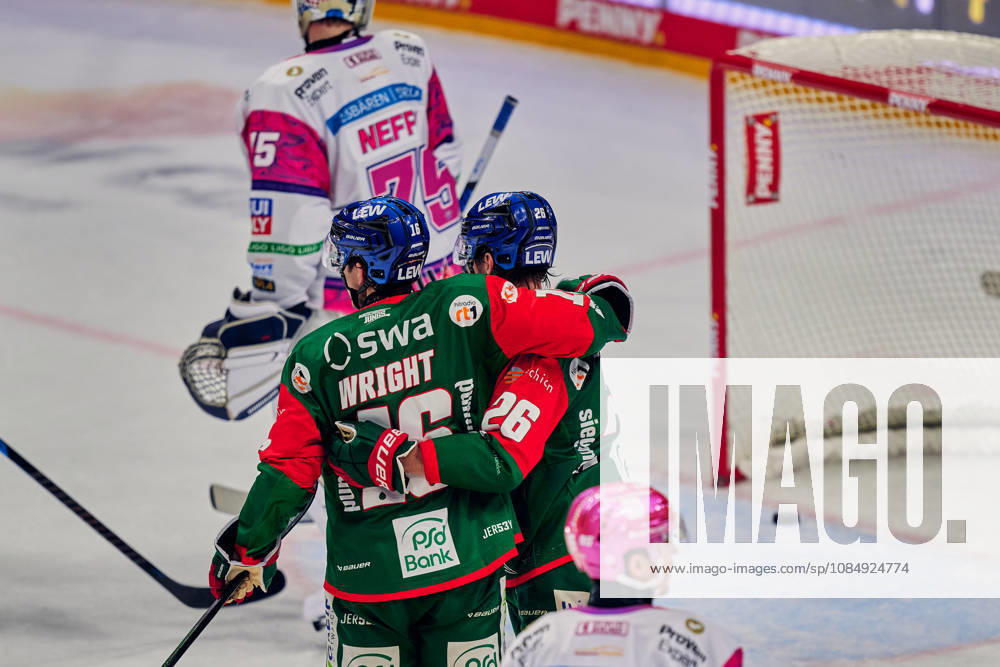 Jonas Neffin (Eisbaeren Berlin, 75), Tor zum 1:1, Augsburg jubelt zum 1:1, Alexander Blank (Augsburger Panther, 26), Cameron Wright (Augsburger Panther, 16), GER, Eisbaeren Berlin vs. Augsburger Panther, Eishockey Herren, Deutsche Eishockey Liga, DEL, Saison 2026 27, 11. Spieltag, 23.10.2026 GER, Eisbaeren Berlin vs. Augsburger Panther, Eishockey Herren, Deutsche Eishockey Liga, DEL, Saison 2026 27, 11. Spieltag, Berlin