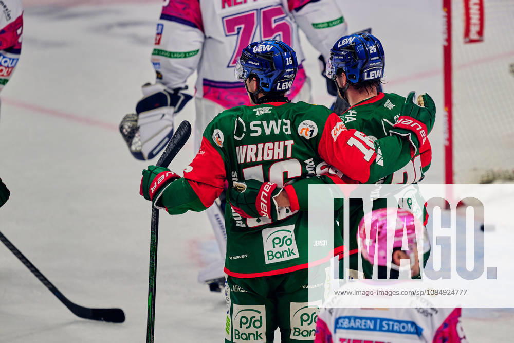 Jonas Neffin (Eisbaeren Berlin, 75), Tor zum 1:1, Augsburg jubelt zum 1:1, Alexander Blank (Augsburger Panther, 26), Cameron Wright (Augsburger Panther, 16), GER, Eisbaeren Berlin vs. Augsburger Panther, Eishockey Herren, Deutsche Eishockey Liga, DEL, Saison 2026 27, 11. Spieltag, 23.10.2026 GER, Eisbaeren Berlin vs. Augsburger Panther, Eishockey Herren, Deutsche Eishockey Liga, DEL, Saison 2026 27, 11. Spieltag, Berlin