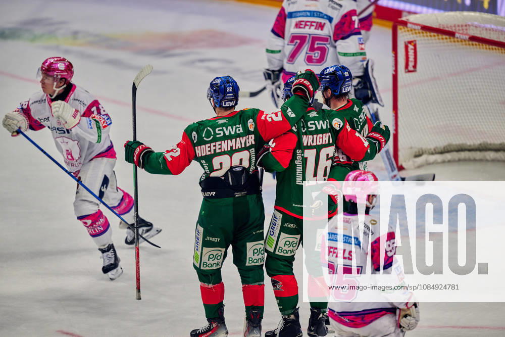 Jonas Neffin (Eisbaeren Berlin, 75), Tor zum 1:1, Augsburg jubelt zum 1:1, Alexander Blank (Augsburger Panther, 26), Cameron Wright (Augsburger Panther, 16), Noel Hoefenmayer (Augsburger Panther, 22), GER, Eisbaeren Berlin vs. Augsburger Panther, Eishockey Herren, Deutsche Eishockey Liga, DEL, Saison 2026 27, 11. Spieltag, 23.10.2026 GER, Eisbaeren Berlin vs. Augsburger Panther, Eishockey Herren, Deutsche Eishockey Liga, DEL, Saison 2026 27, 11. Spieltag, Berlin